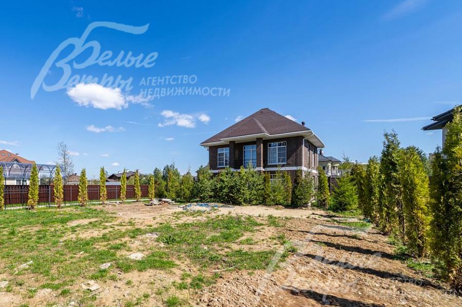 Размеры и конфигурация земельного участка позволяют возвести дополнительные строения и обустроить зоны отдыха