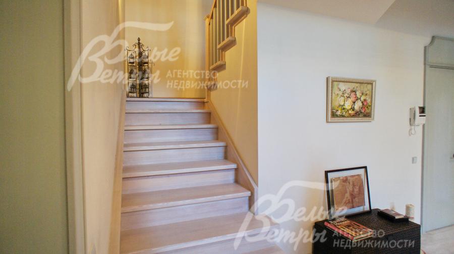 Удобная и широкая  лестница на 2 ой этаж  