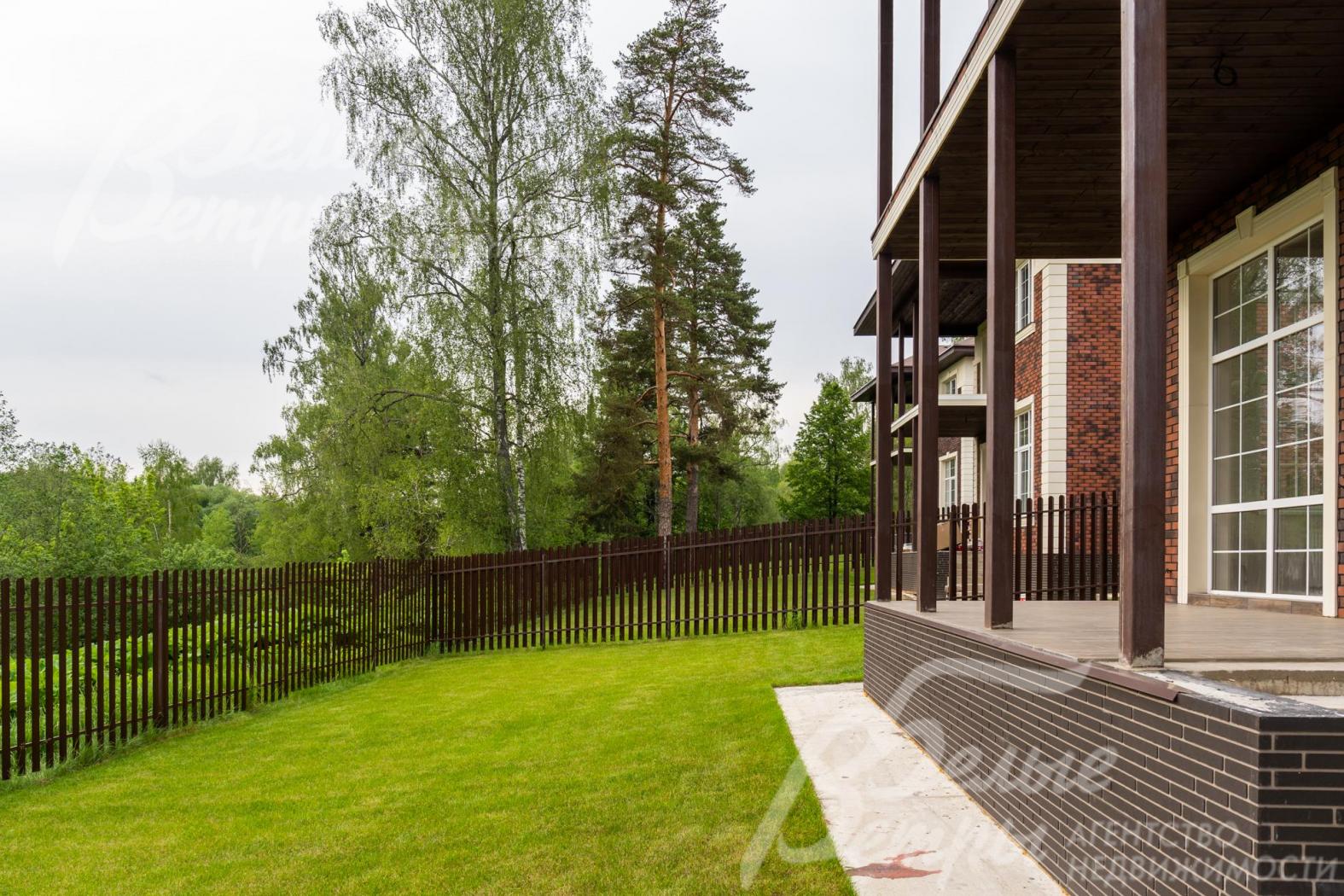 Участок расположен на возвышенности.