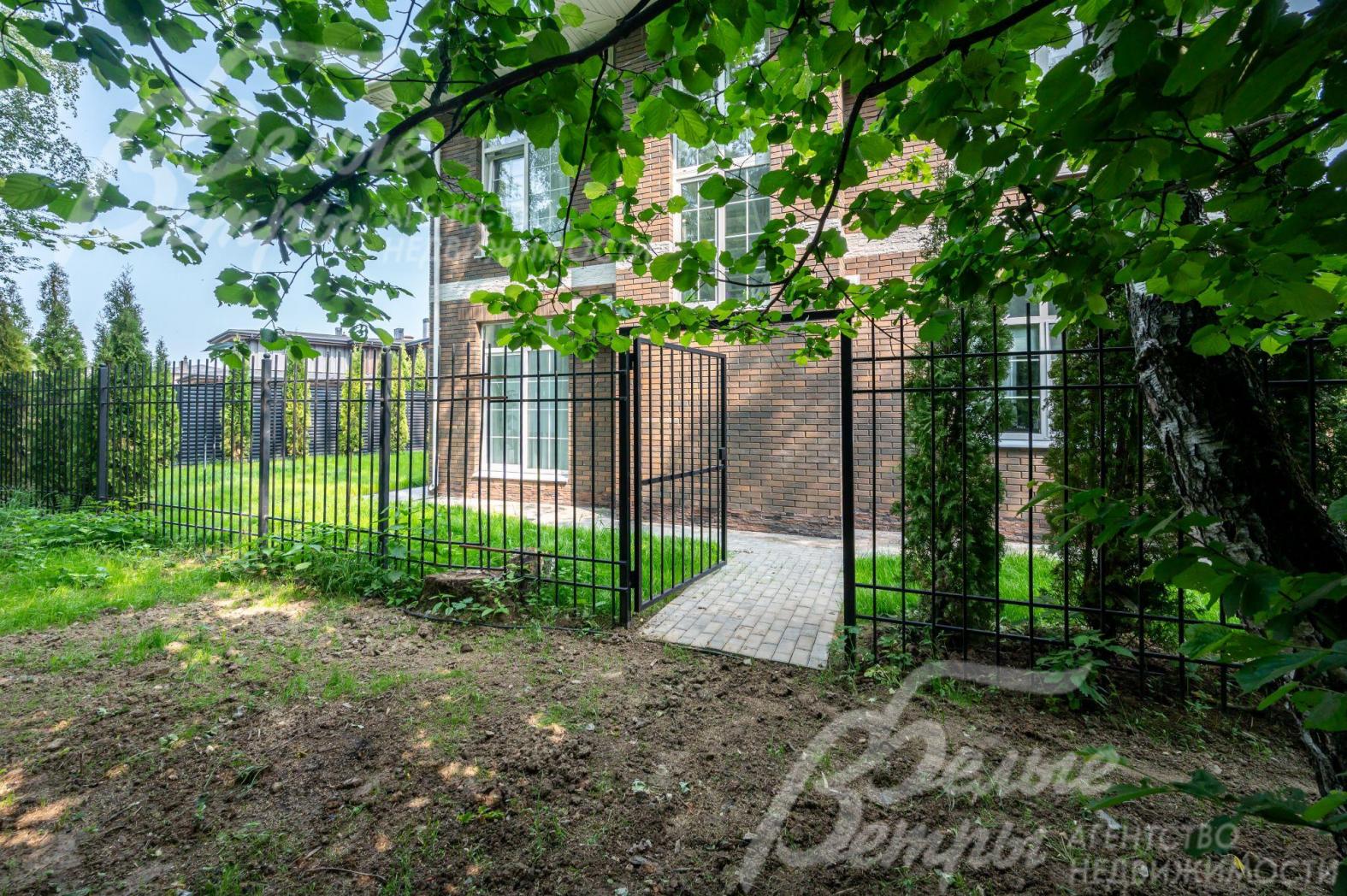 Прилесной участок 5 соток с собственным выходом в лес.