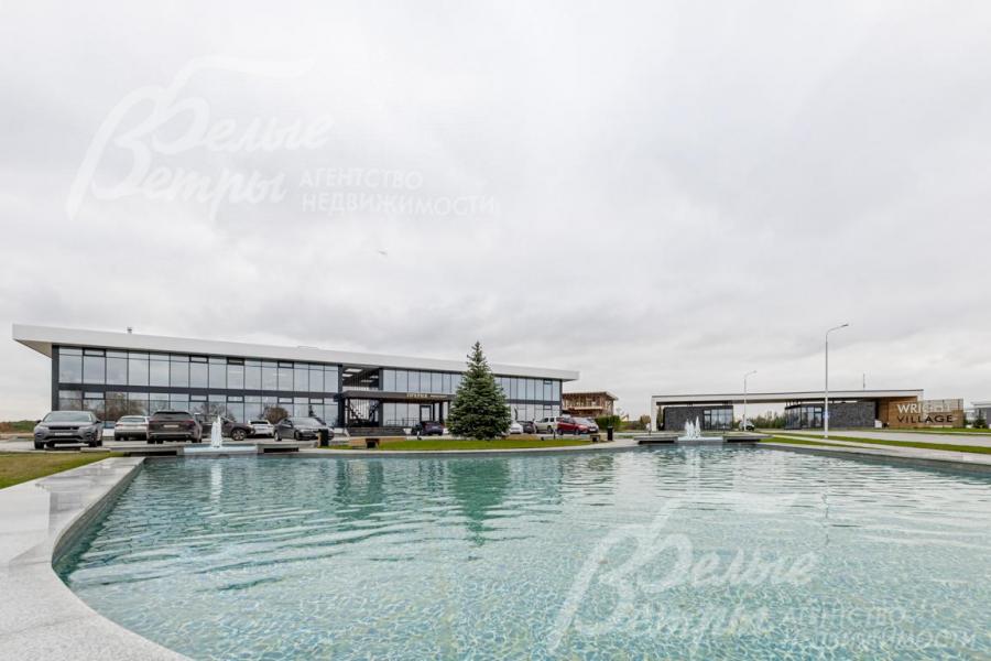 Территория коттеджного посёлка. Посёлок премиум-класса с собственной инфраструктурой: есть ресторан, супермаркет, аптека, салон красоты, фитнес- и бизнес-центр