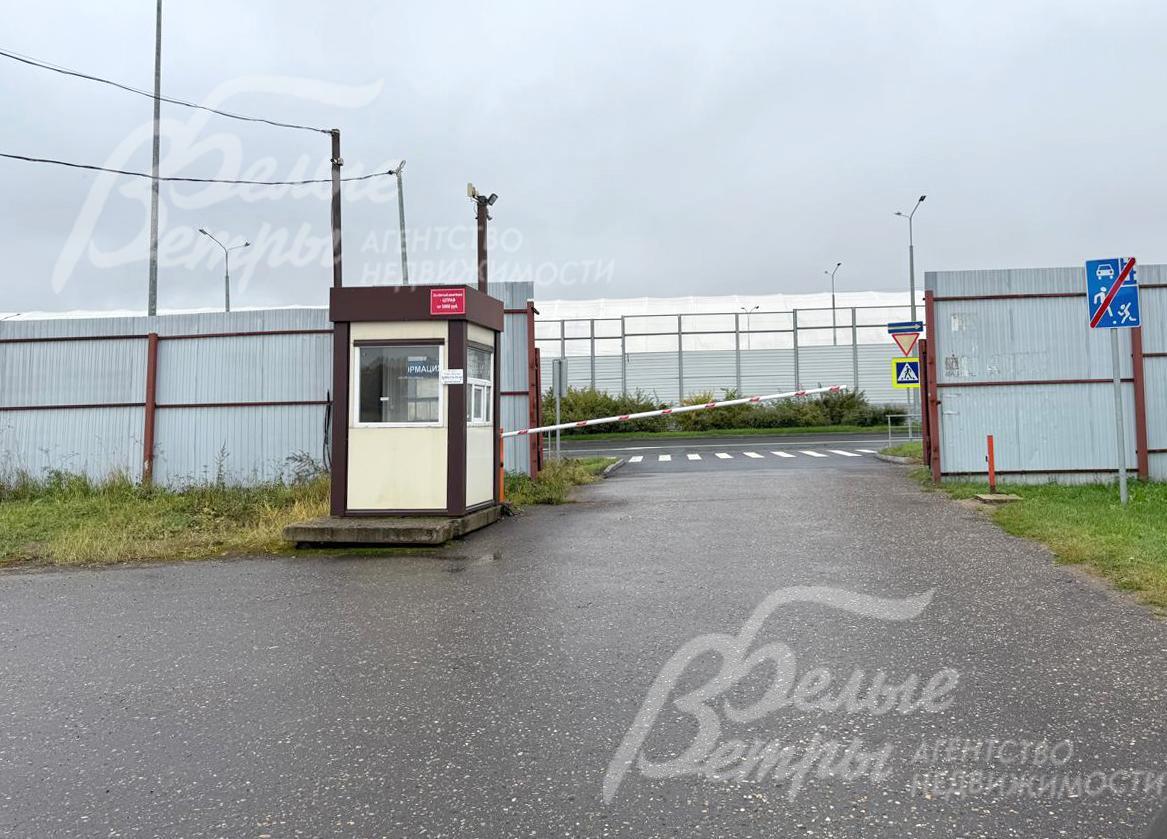 Въезд в посёлок - через 2 КПП со шлагбаумами, на территории есть видеонаблюдение