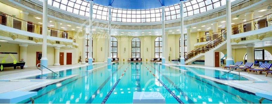 В двух километрах от поселка - пятизвездочный отель Теплеево резорт с шикарным бассейном и СПА-комплексом. 