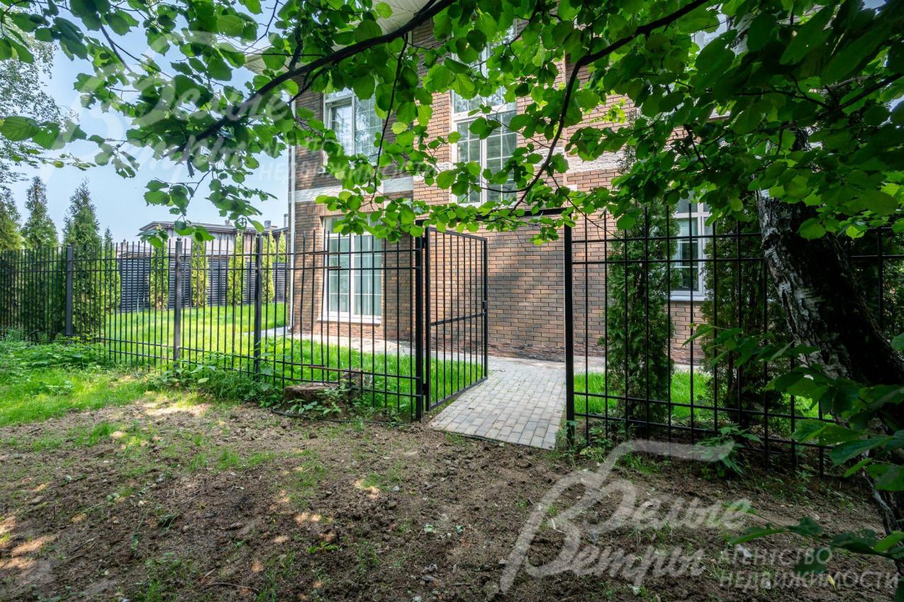 Прилесной участок 5 соток с собственным выходом в лес.