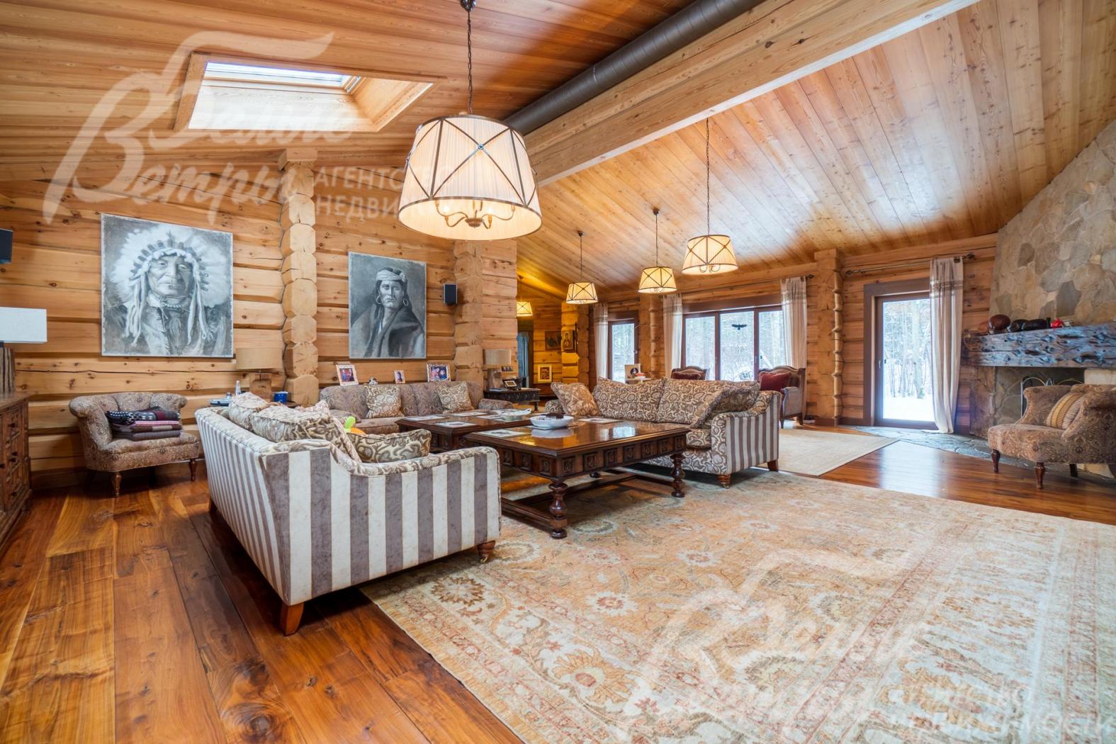 Гостиная с камином в спа-комплексе более 90 кв.м