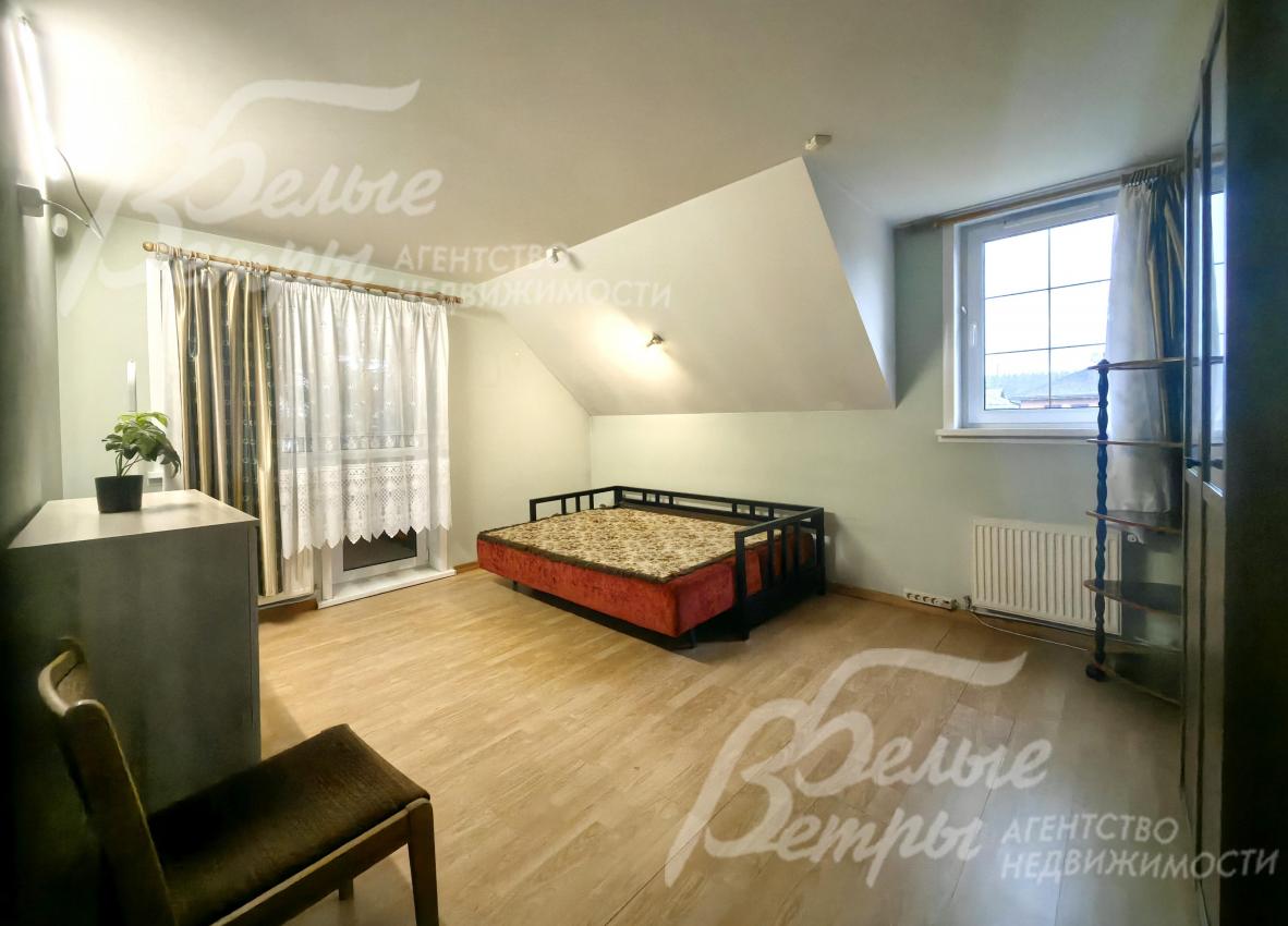 Спальня на 2-ом этаже с выходом на балкон