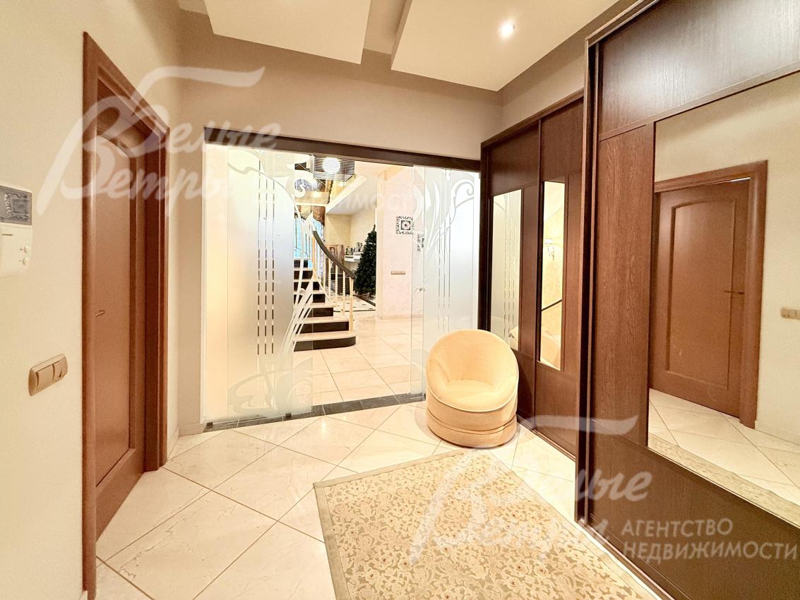 В прихожей установлены вместительные шкафы-купе с зеркальными дверцами, которые визуально расширяют пространство