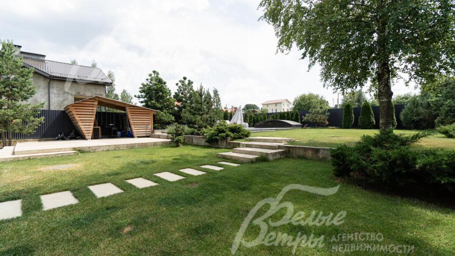 Есть газон, покрытие (дорожки) - декоративные плиты и мраморная крошка