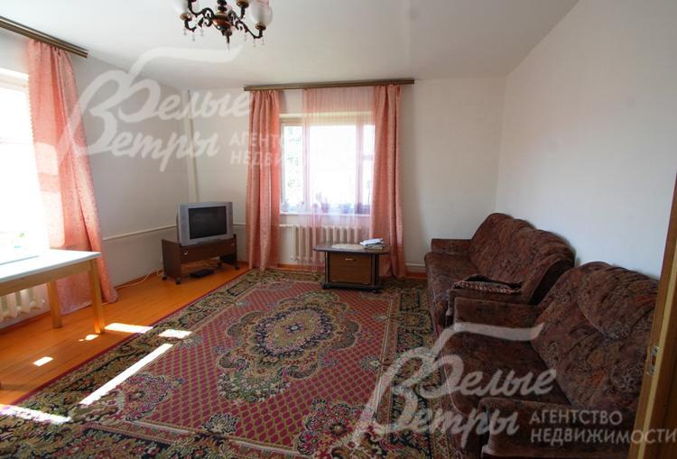 В доме 2 гостиные, 4 спальни