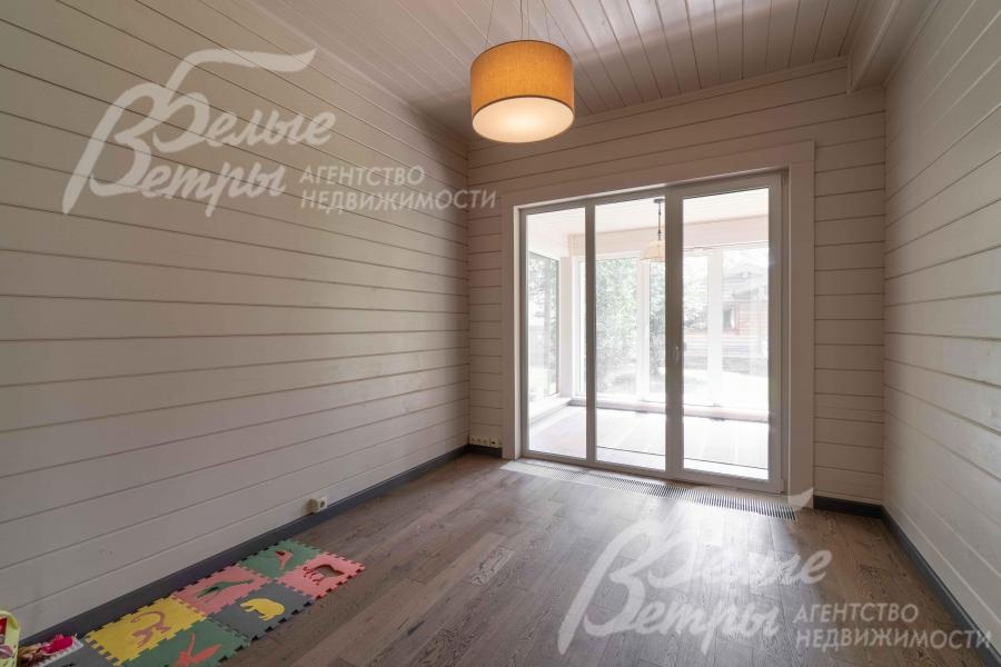 Кабинет-спальня 14 кв.м на первом этаже