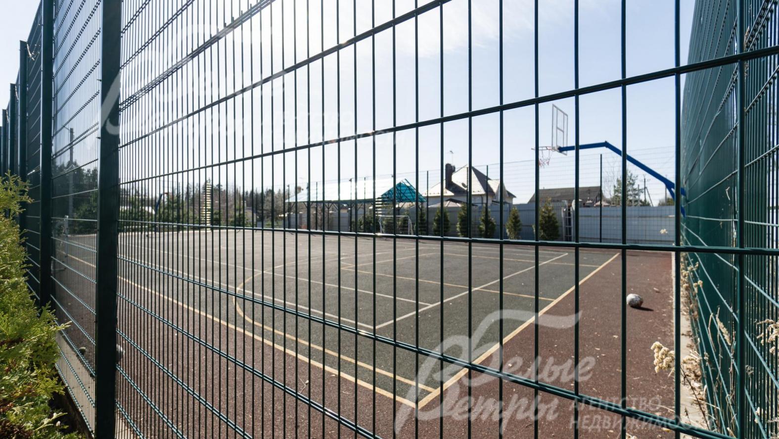 Спортивная площадка в поселке