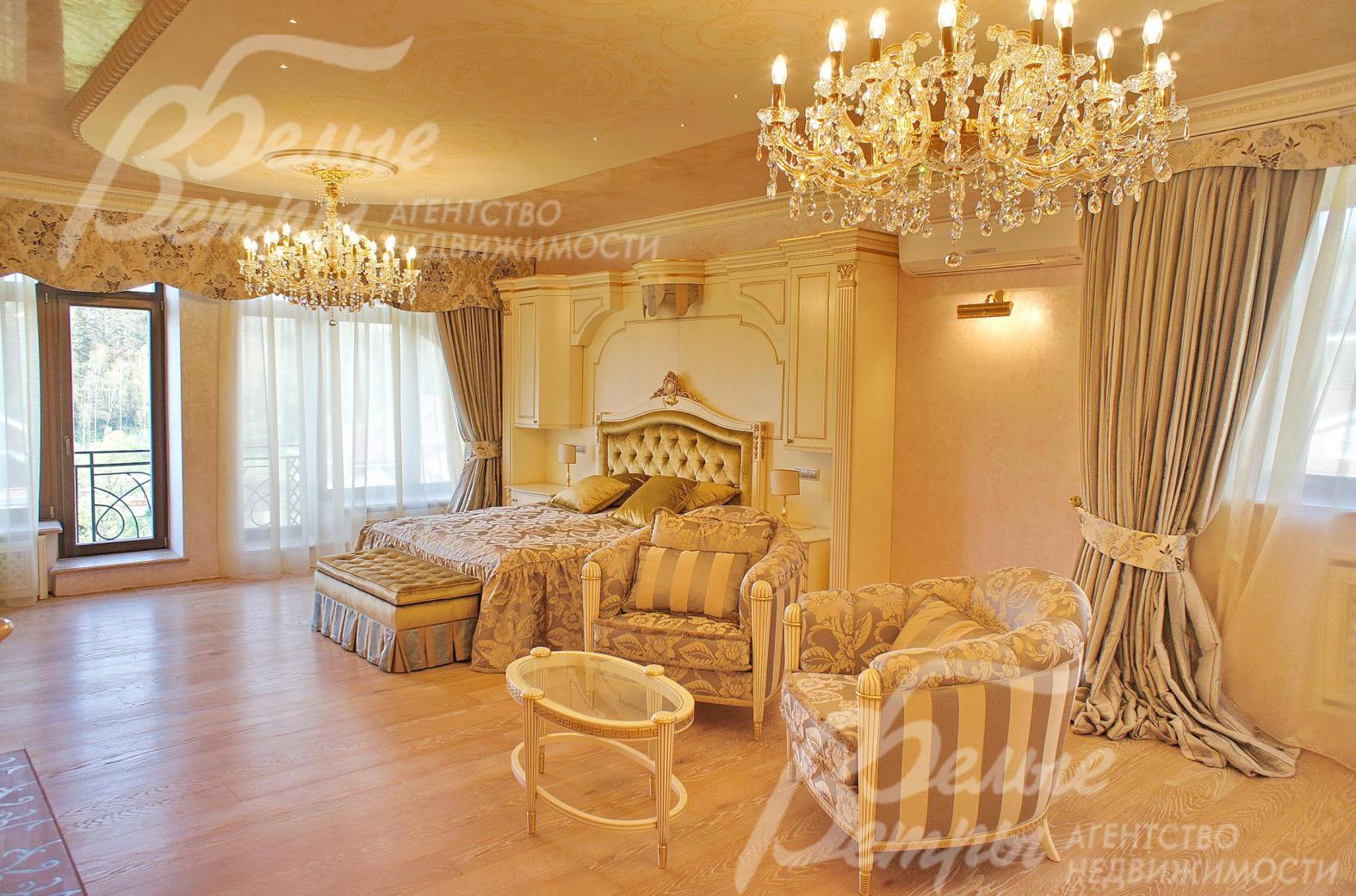 Роскошная главная спальня с выходом на балкон