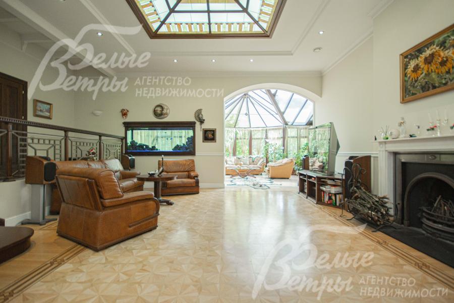 Просторная светлая гостиная с английским дровяным камином Stovax 