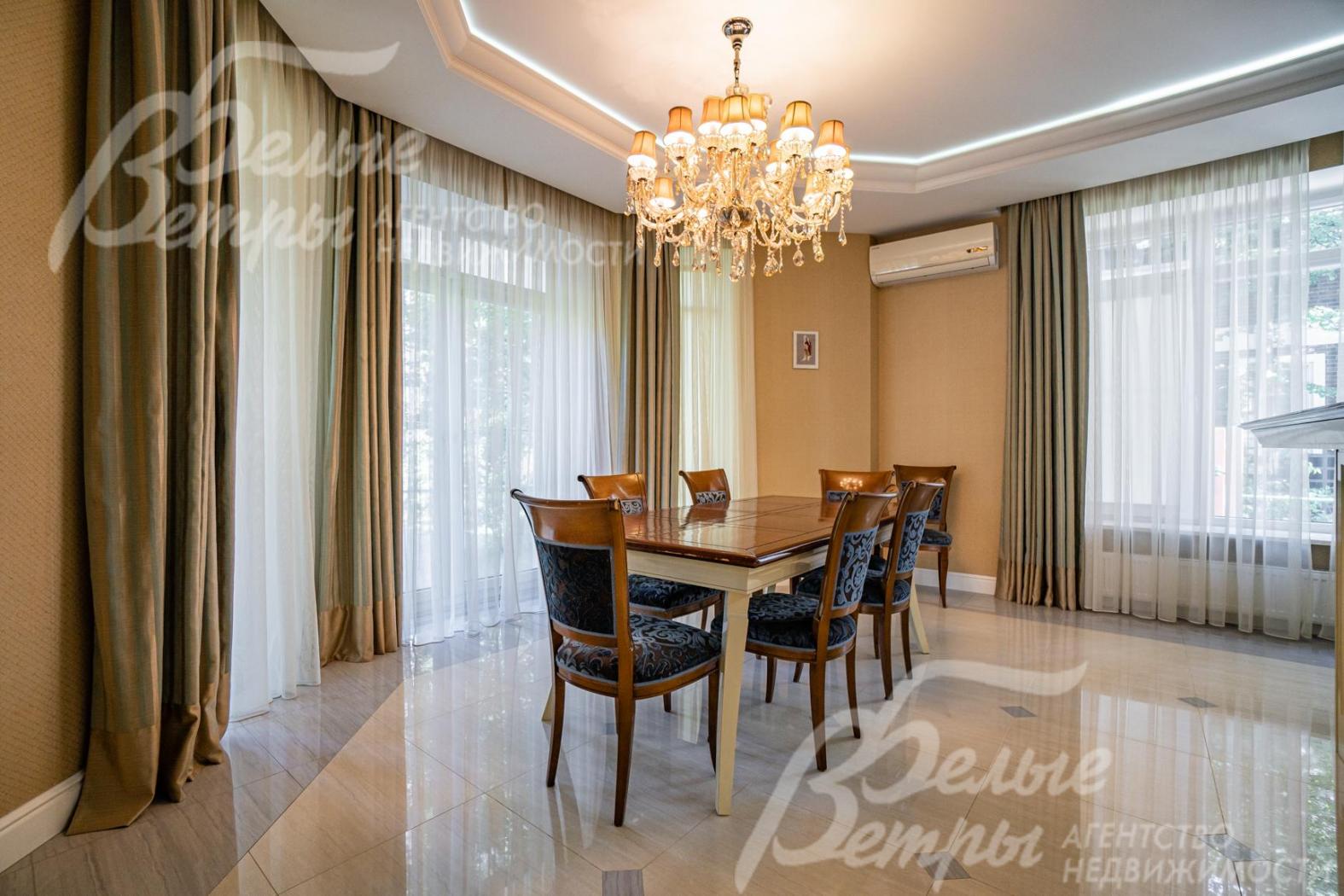 Обеденная зона - очень красивый дорогой стол 