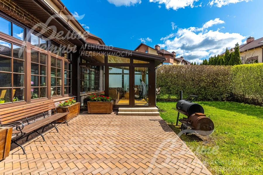 Зона барбекю во внутреннем дворе 