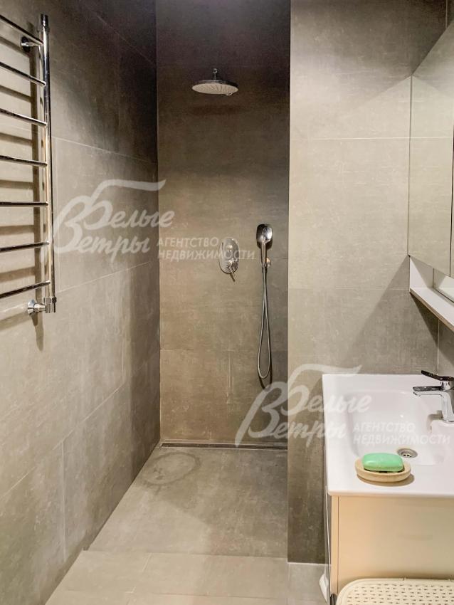 На стенах в санузлах плитка под бетон, качественная сантехника