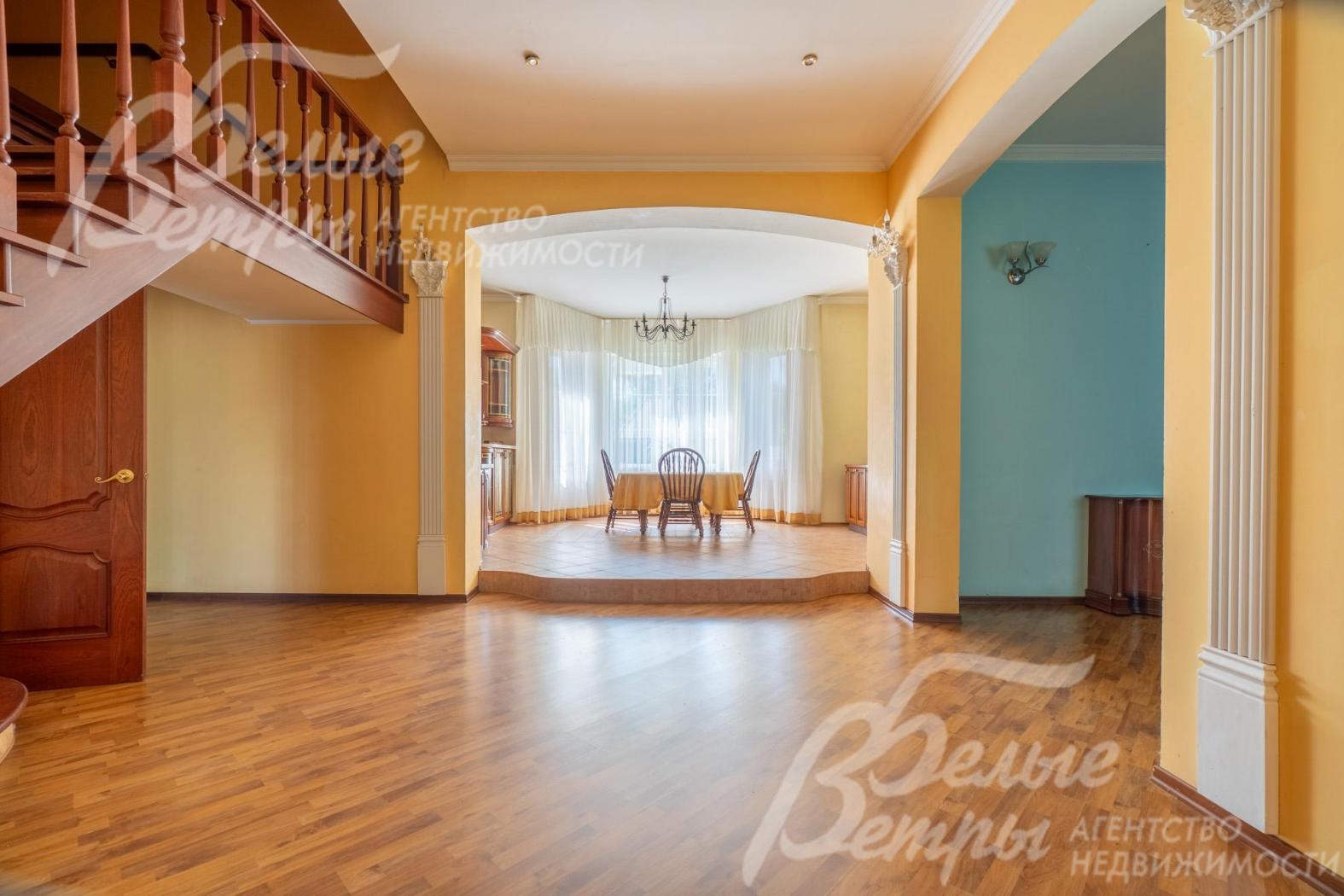 На полу ламинат, на стенах штукатурка