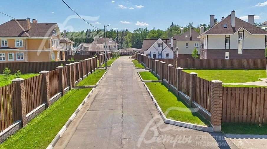 Асфальтовые освещенные дороги в поселке Бавария Клаб