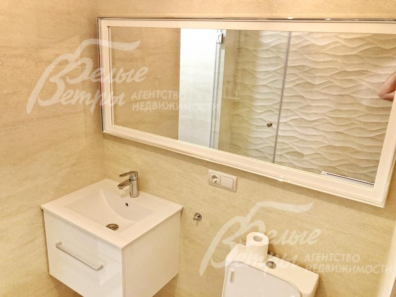 В санузлах на полу и стенах плитка