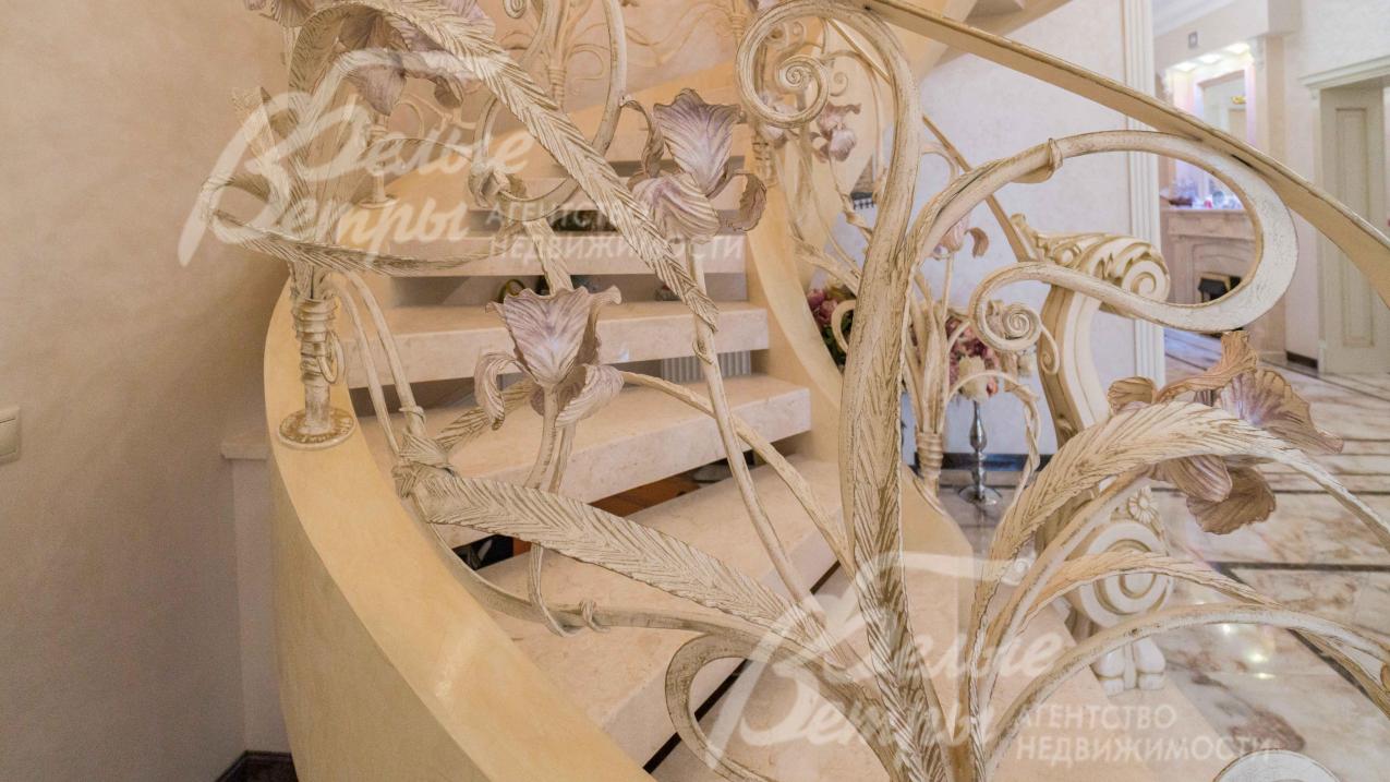 Ручная художественная ковка на лестничном марше