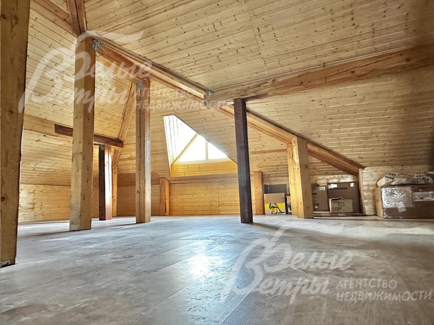 На полу мансардного этажа - деревянная доска