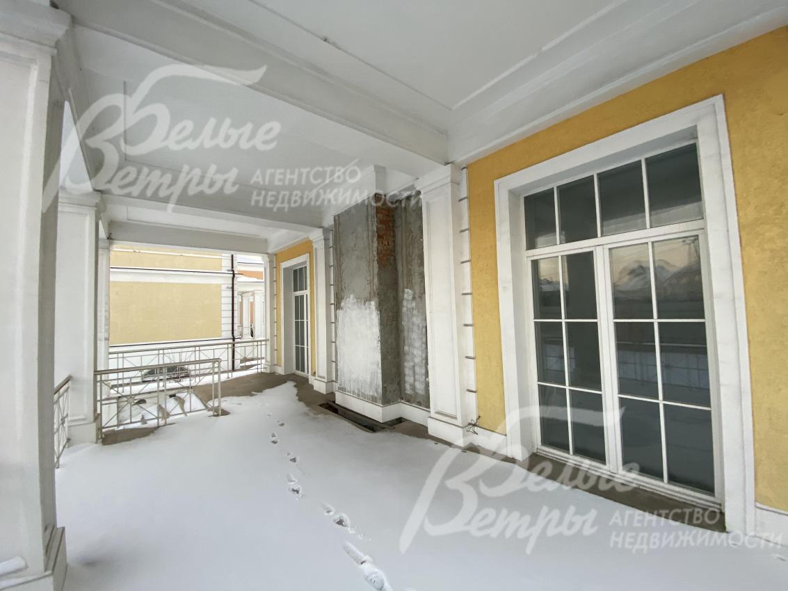 Выход их гостиной на крытую террасу 30 кв.м