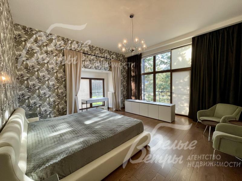 Мастер-спальня с панорамными окнами