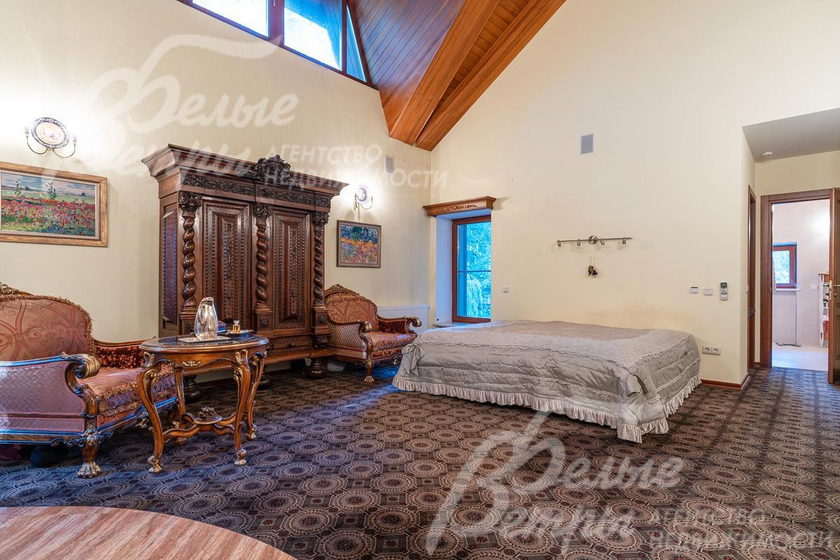 Спальня на 1-ом этаже 31 кв.м с камином, гардеробной и санузлом 11 кв.м