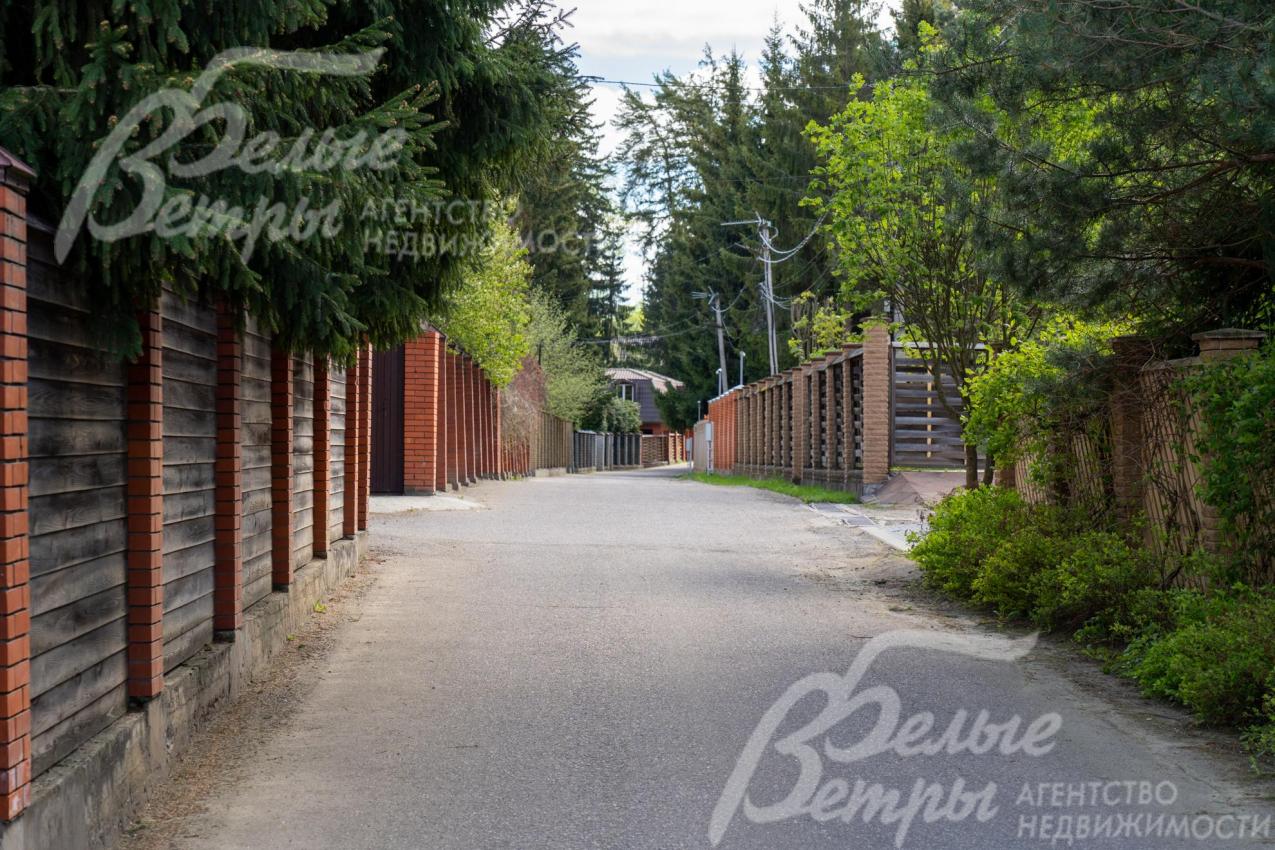 Участок находится в престижной локации: в середине стародачного  охраняемого коттеджного посёлка бизнес-класса, построенного вдоль реки