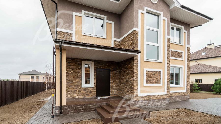 Дом облицован декоративной штукатуркой (Короед) с элементами из искусственного камня, цоколь - искусственный камень					