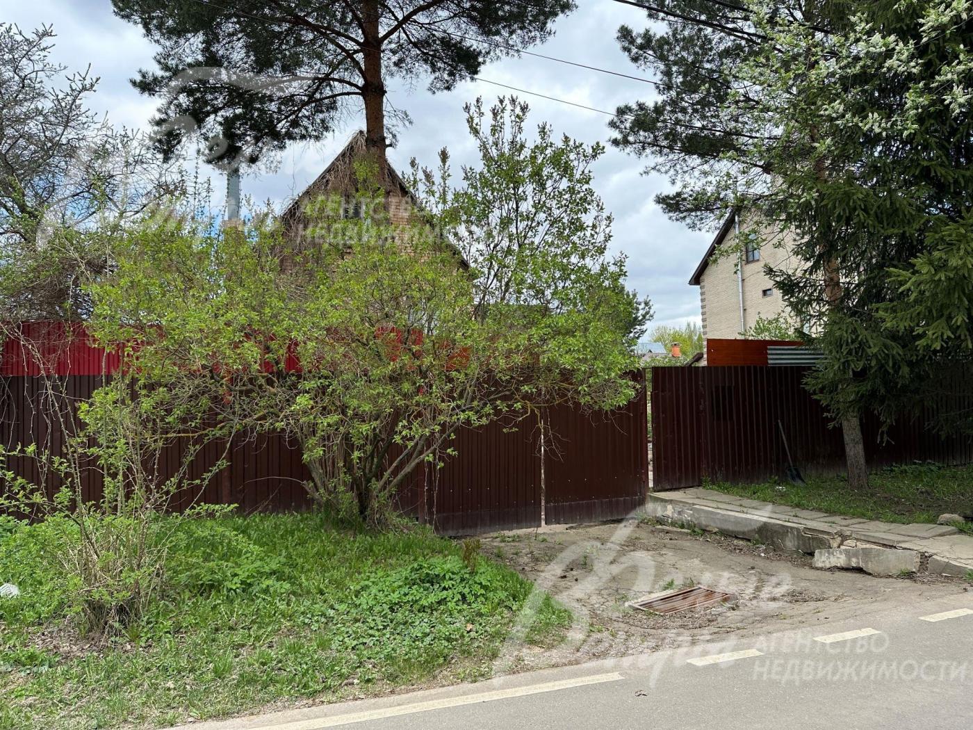 Весь участок огорожен 