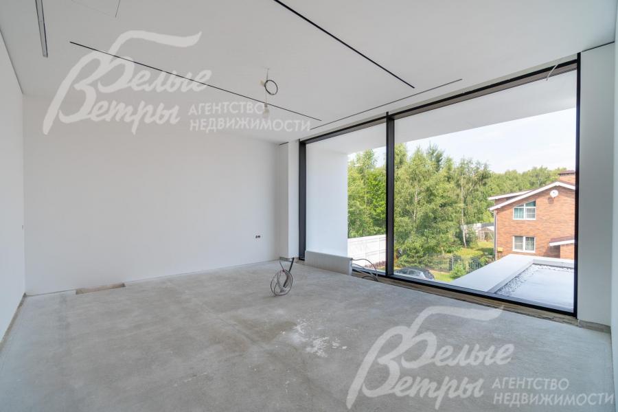 Окна на втором этаже - от пола до потолка, из них открывается живописный вид