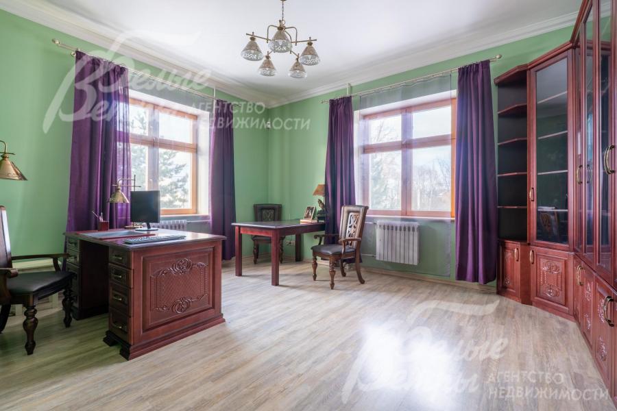 На первом этаже находится просторный кабинет, меблированный в классическом стиле