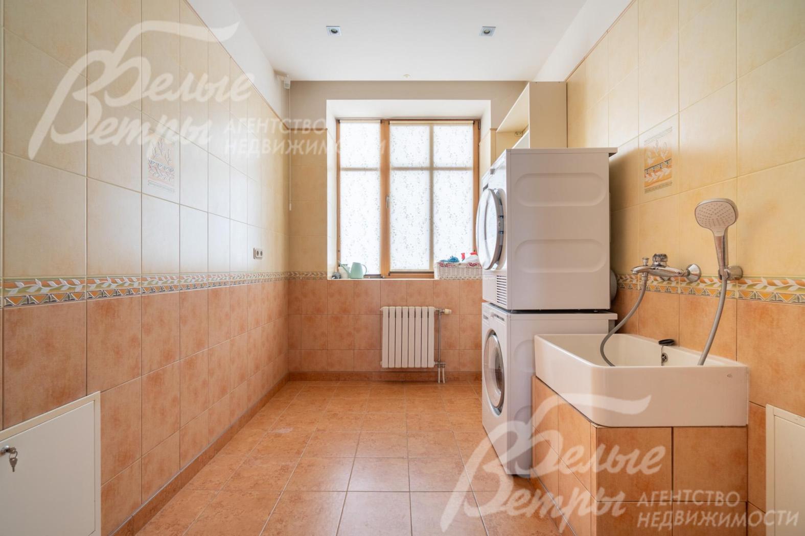 На первом этаже расположена прачечная со стиральной и сушильной машинами и мойкой