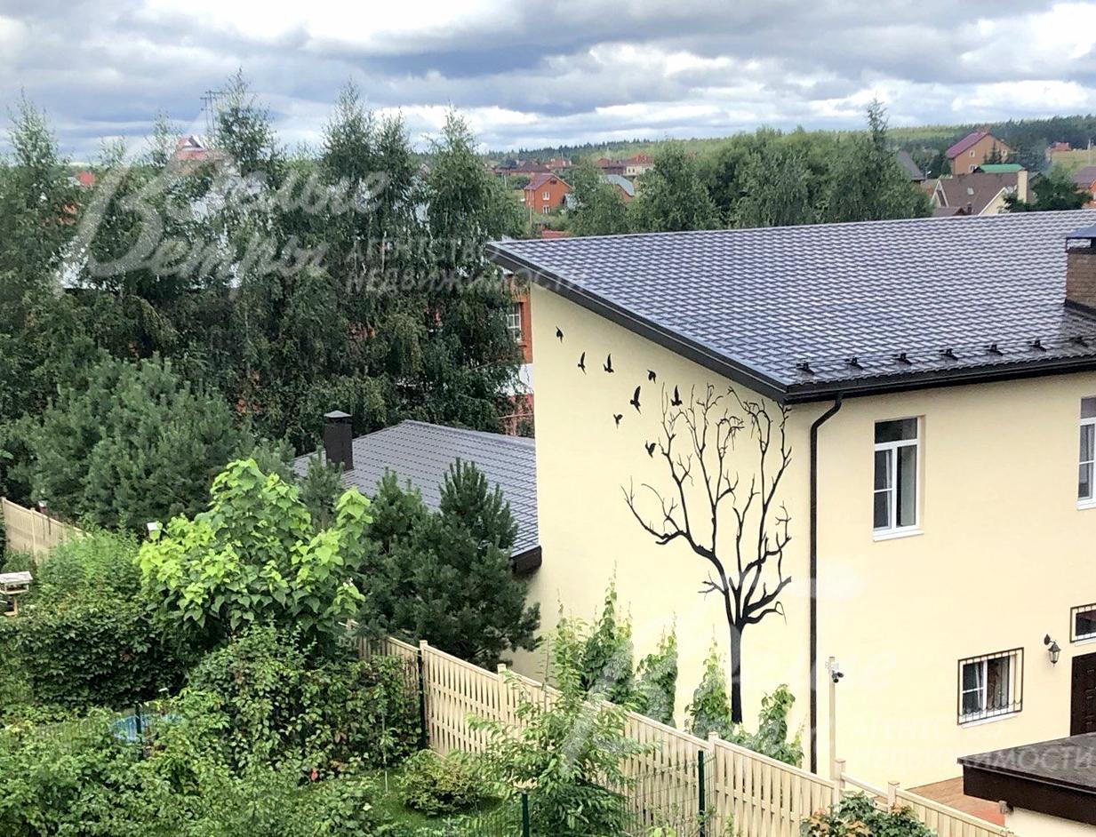 Видовой участок расположен в тихом месте: в 300 м находятся река и каскад озёр в Воскресенском парке, а также в 300 м — лес