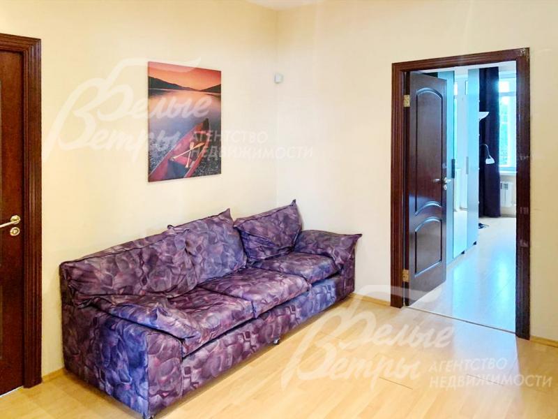 Диван в проходной комнате