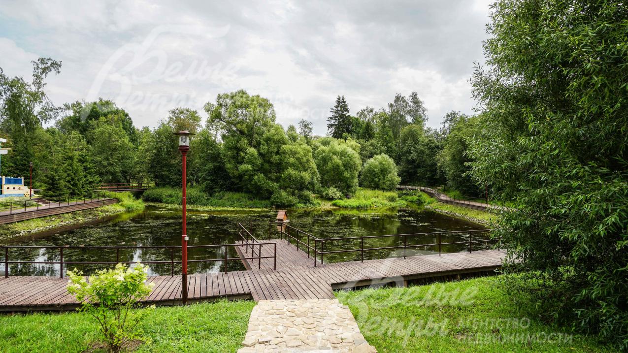 Водоем на территории поселка