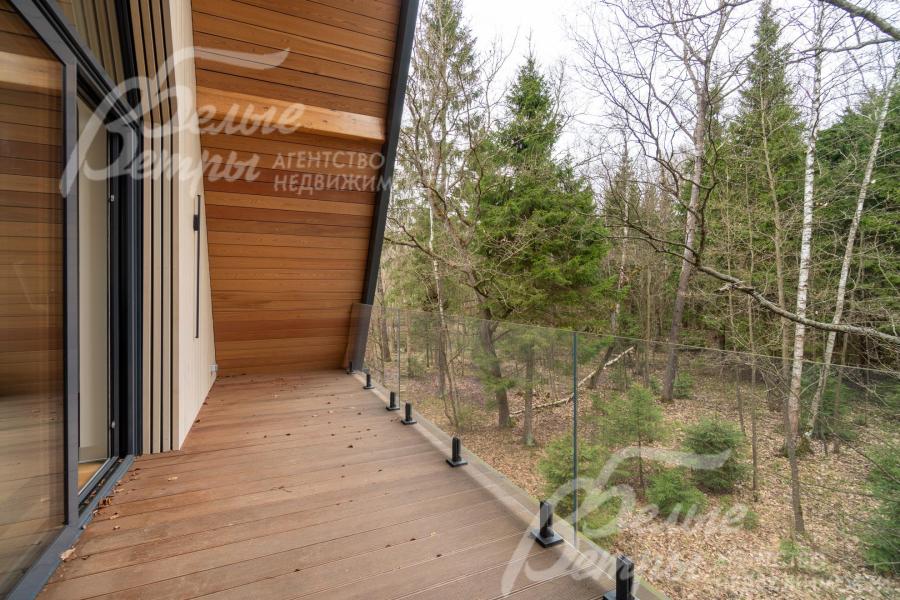 Из мастер-спальни - выход на собственный балкон с живописным видом на лес