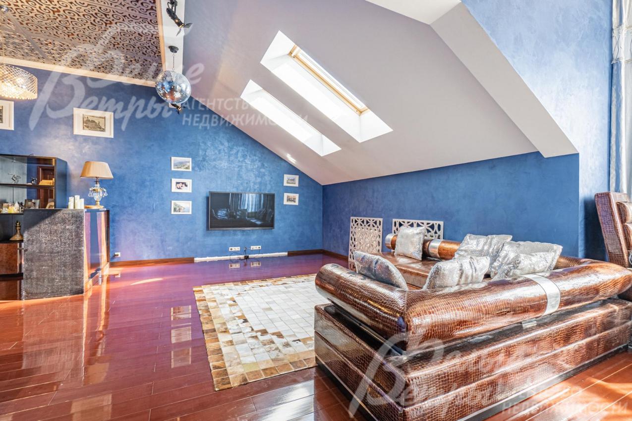 На полу доска из массива ценных пород