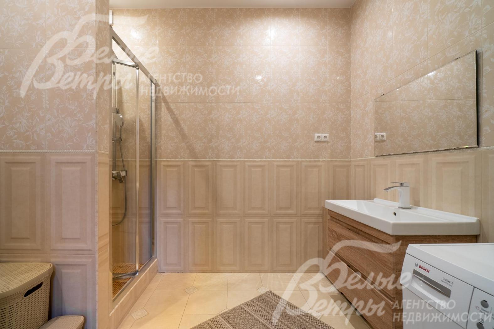 Санузел на пером этаже с душевой и стиральной машиной