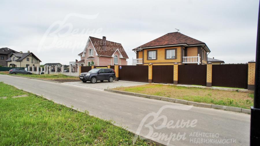 Дом защищен надежным ограждением