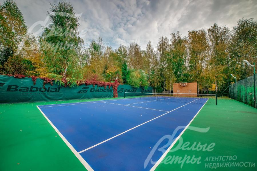 Теннисный корт с профессиональным покрытием