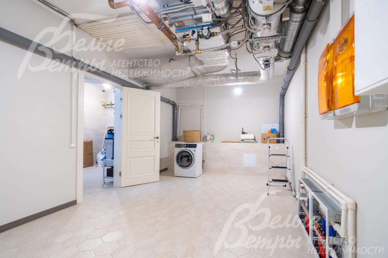 Постирочная на цокольном этаже со стиральной машиной