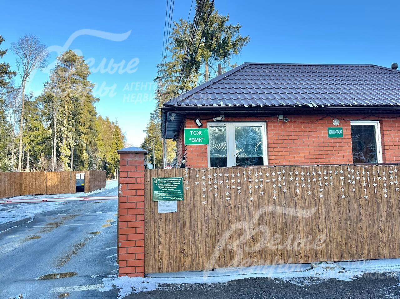 Въездная группа со шлагбаумом и охраной в поселок ВИК