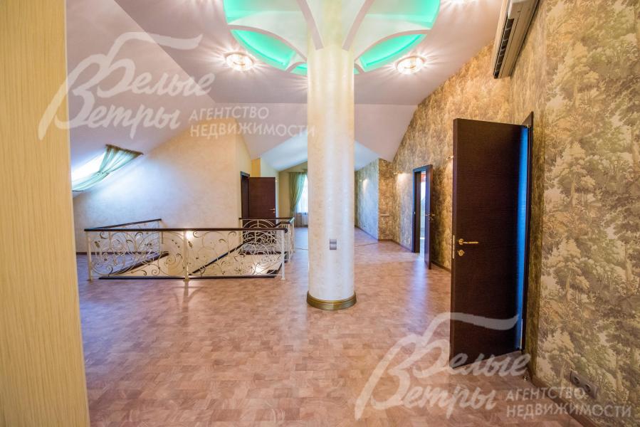 Холл с колонной на мансардном этаже