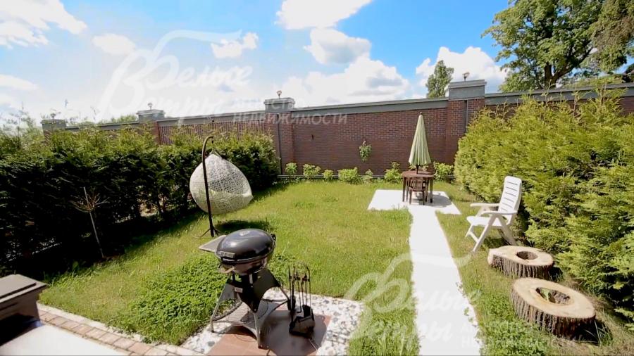 Участок 2.78 сотки. Внутренний дворик со своей террасой. Живая изгородь из туй, барбекю, садовая мебель.