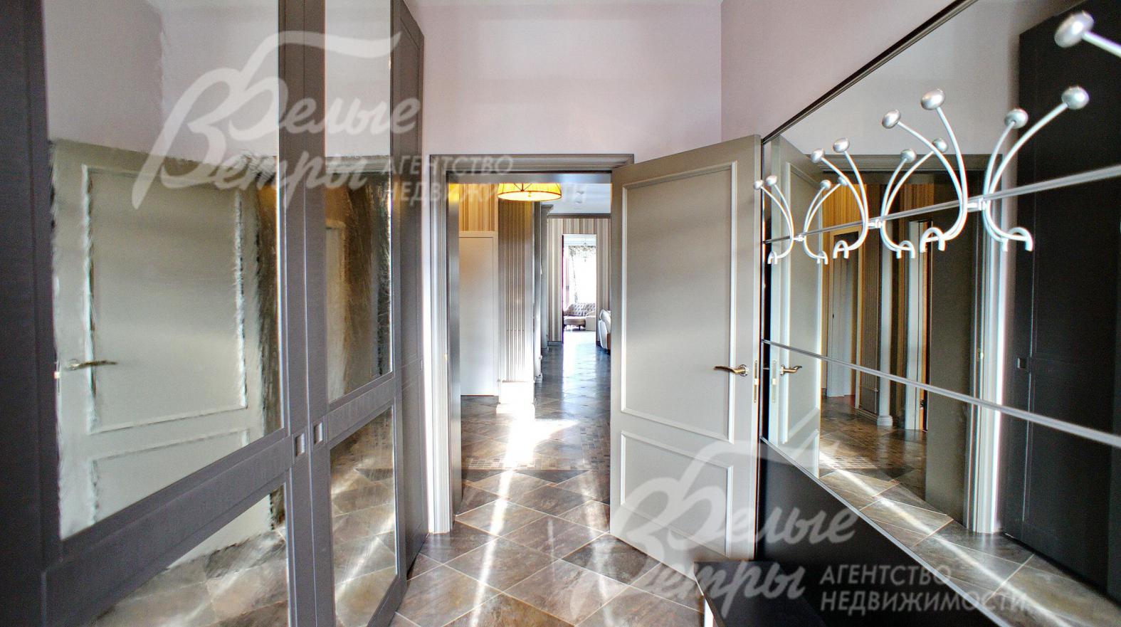 Удобная прихожая 8,4 кв.м со встроенным шкафом. 