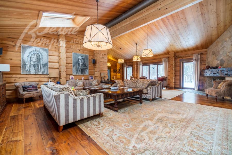 Гостиная с камином в спа-комплексе более 90 кв.м