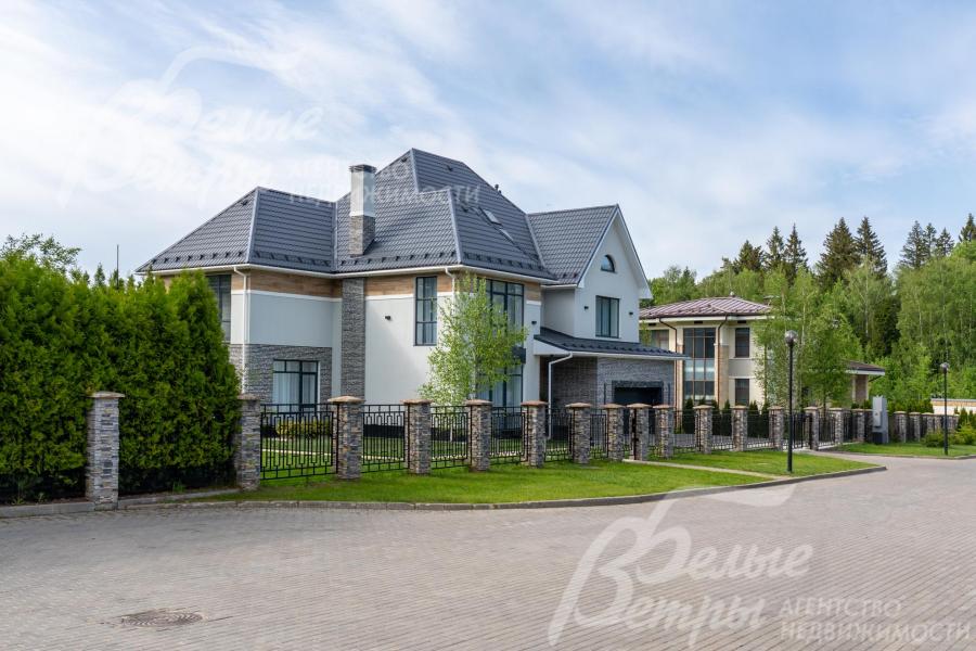 Дом стоит в строго охраняемом коттеджном посёлке класса De-Luxe в окружении леса 