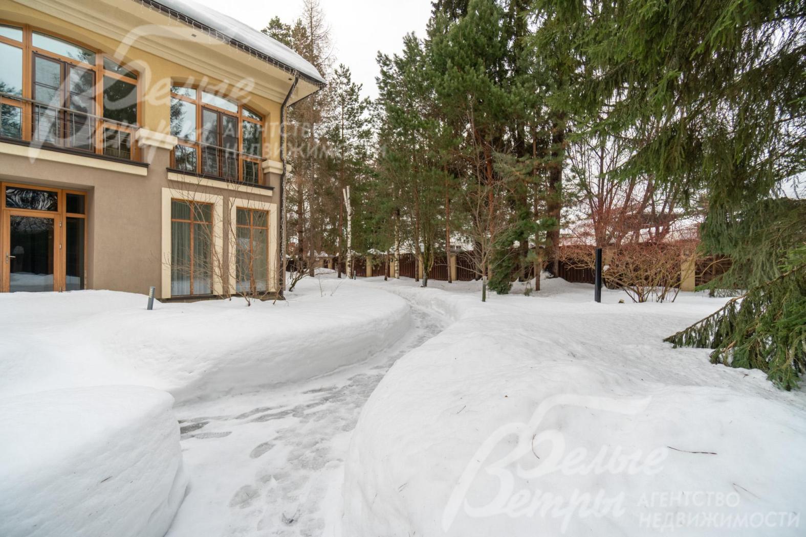 Участок прилесный (граничит с лесным массивом пансионата), территория огорожена деревянным забором на бетонном основании